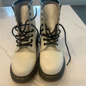 White 100% leather  Dr Martens boots
US size 8
like new